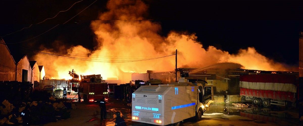 Çanakkale Belediyesi Sebze ve Meyve Toptancı Hali depolarının bulunduğu alanda çıkan yangın söndürüldü.