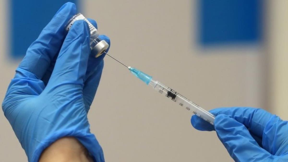Koronavirüs mutasyonu: İngiltere’de tespit edilen yeni tür mevcut aşıları nasıl etkiler?