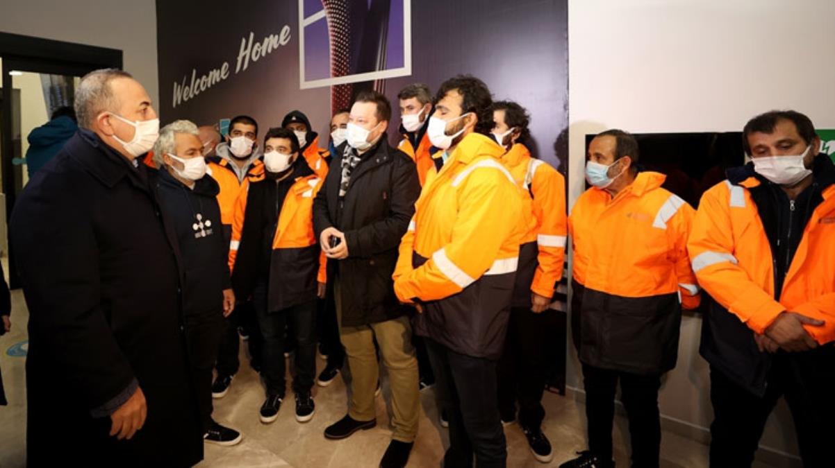 Aileler ve Bakan Çavuşoğlu havalimanında karşıladı! Kaçırılan 15 Türk gemici İstanbul’da