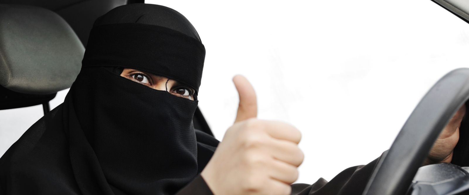 Suudi Arabistan’da kadınlar ehliyetlerini almaya başladı