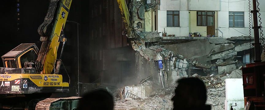 Kartal’da riskli binanın yıkımına başlandı