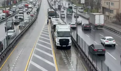 Avcılar’da İBB Sosyal Tesisleri durağında 2 metrobüsün çarpışması sonucu 4 kişi yaralandı