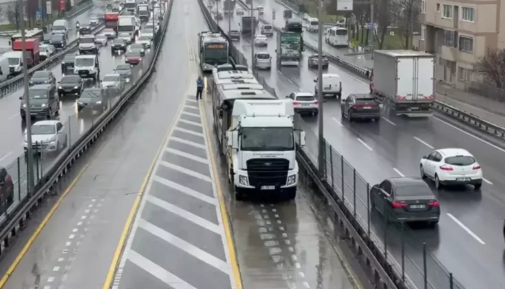 Avcılar’da İBB Sosyal Tesisleri durağında 2 metrobüsün çarpışması sonucu 4 kişi yaralandı