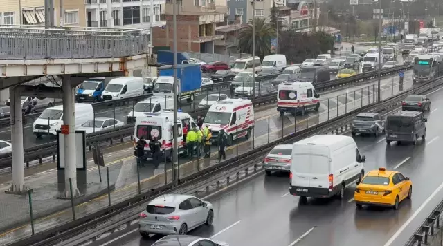 Avcılar'da İBB Sosyal Tesisleri durağında 2 metrob&uuml;s&uuml;n &ccedil;arpışması sonucu 4 kişi yaralandı
