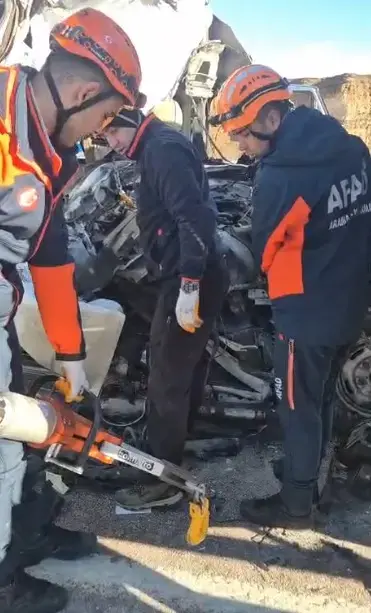 &Ouml;ğrenci servisi tıra arkadan &ccedil;arptı! &Ouml;l&uuml; ve yaralılar var