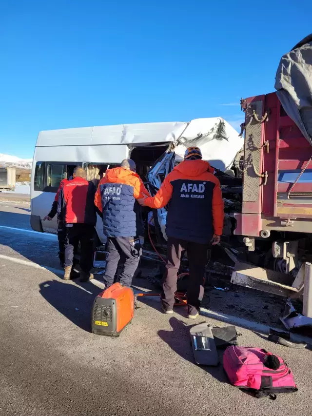 &Ouml;ğrenci servisi tıra arkadan &ccedil;arptı! &Ouml;l&uuml; ve yaralılar var
