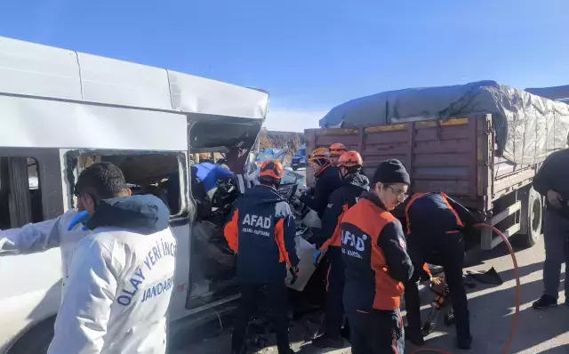 &Ouml;ğrenci servisi tıra arkadan &ccedil;arptı! &Ouml;l&uuml; ve yaralılar var