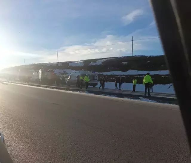 &Ouml;ğrenci servisi tıra arkadan &ccedil;arptı! &Ouml;l&uuml; ve yaralılar var